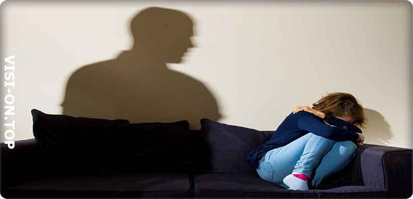 انت في حضانة جدتها التي كانت تعاني من فشل كلوي وتزور المستشفى باستمرار، حين استغل الجد والخال لاغتصابها.