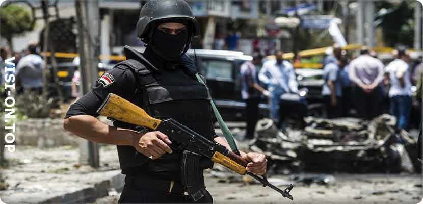 صورة لأحد أفراد الأمن المصري مدجج بالسلاح في أحد أماكن التفجيرات الإرهابية التي تقع في مصر منذ الإطاحة بتنظيم الإخوان المسلمين